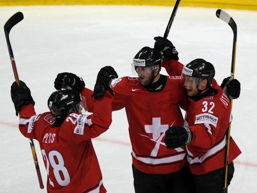 Šveice grauj Kanādu, nodrošinot pirmo vietu grupā