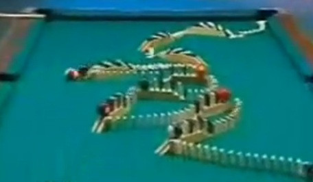 Fantastisks biljarda-domino kauliņu triks (video)