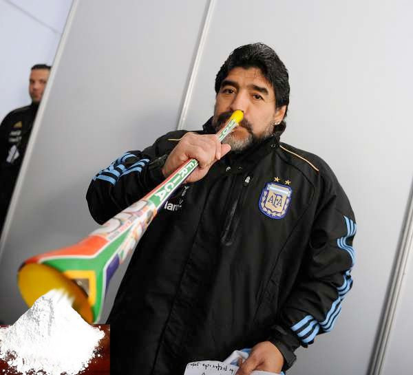 Maradona arī iemēģina vuvuzelu