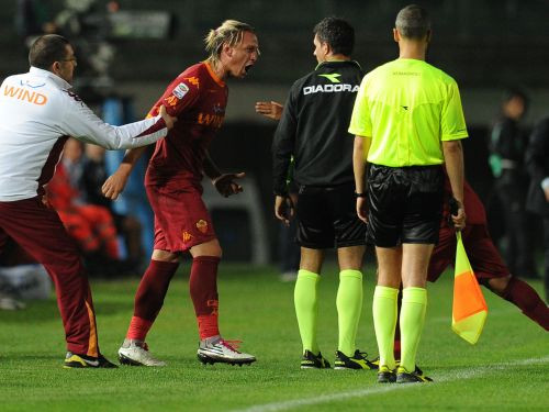''Roma'' aizsargs Meksess diskvalificēts uz trijām spēlēm