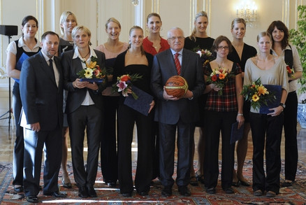 Čehijas prezidents apbalvo basketbolistes