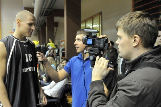 Basketbolu var ne tikai spēlēt. Arī aprakstīt un parādīt