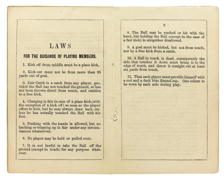 Londonā par 1.42 miljoniem izsolīta vecākā futbola noteikumu grāmata