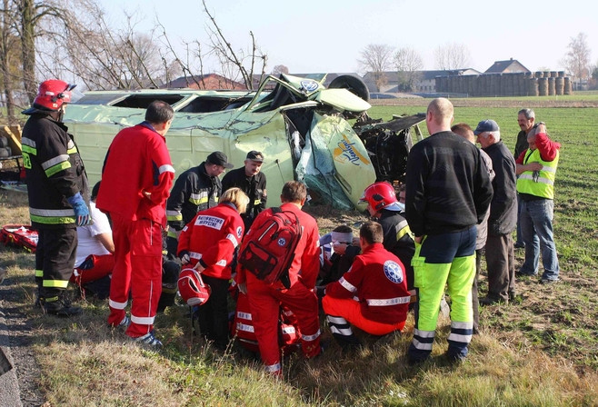 Pie stūres aizmiguša trenera dēļ Polijā avarējis autobuss ar Ventspils šorttrekistiem