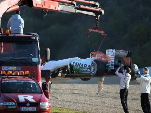 Trešajā F1 testu dienā ātrākais Rosbergs, Bjanki avarē