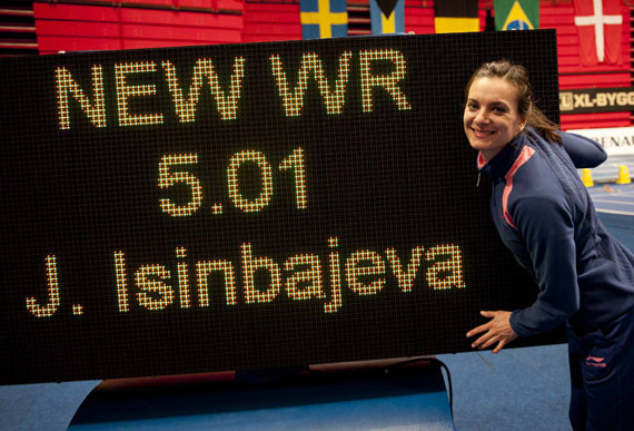 Isinbajeva Stokholmā labo pasaules rekordu telpās – 5.01 metrs