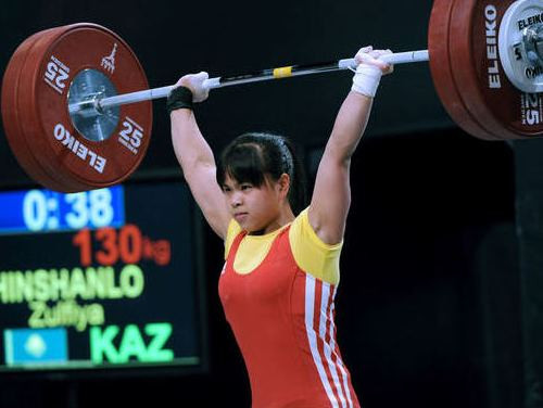 53kg smagā kazahiete uzgrūž 131kg un uzvar ar rekordu, zelts arī ziemeļkorejietim