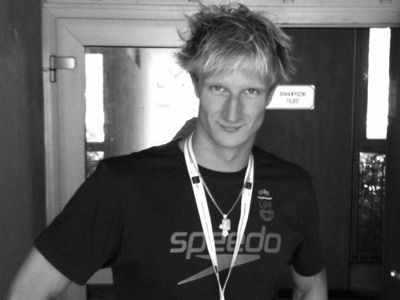 24 gadu vecumā miris Latvijas rekordists peldēšanā Blohins