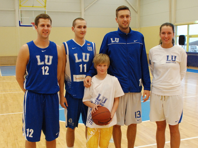 Latvijas Universitātes basketbolisti viesojas Mārupes pamatskolā