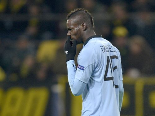 Balotelli treniņā saķeras ar "City" galveno treneri Mančīni