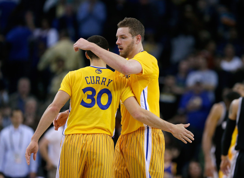 "Warriors" bez Biedriņa sagrauj "Knicks" ar +29, Rietumu duelī uzvar "Spurs"