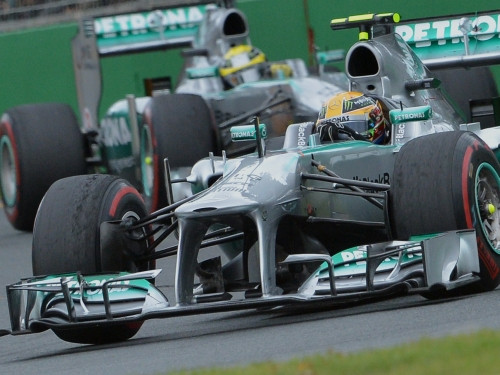 Hamiltons apmierināts ar piekto vietu "Mercedes" debijā