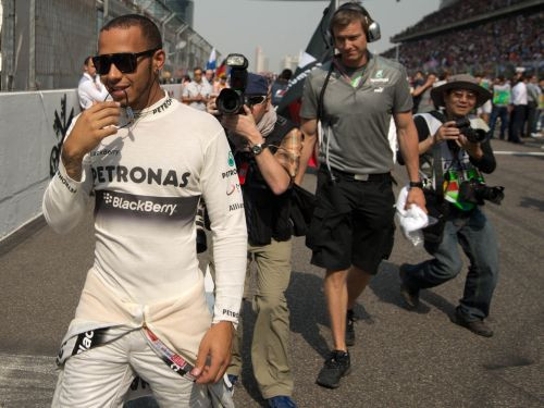 Hamiltons kļuvis par trešo visu laiku bagātāko britu F1 pilotu