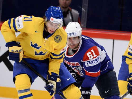 Zviedrija vienmuļā spēlē ar 2:0 pārspēj grupas pastarīti Slovēniju