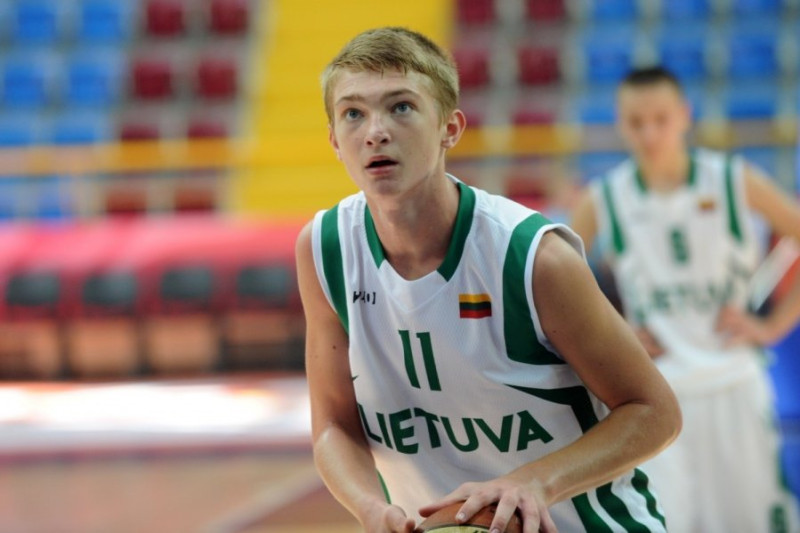 A, B un D grupas: D.Sabonis un Lietuvas U18 sāk čempionātu ar zaudējumu