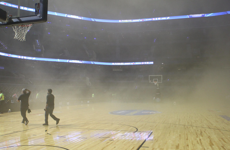 Dūmu mutuļi izjauc NBA spēli starp "Spurs" un "Timberwolves"