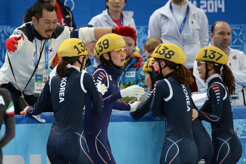 Šorttrekā dāmām komandu stafetē atkal triumfē Koreja
