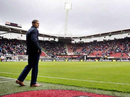 Van Bastens veselības problēmu dēļ atkāpsies no "Alkmaar" trenera amata