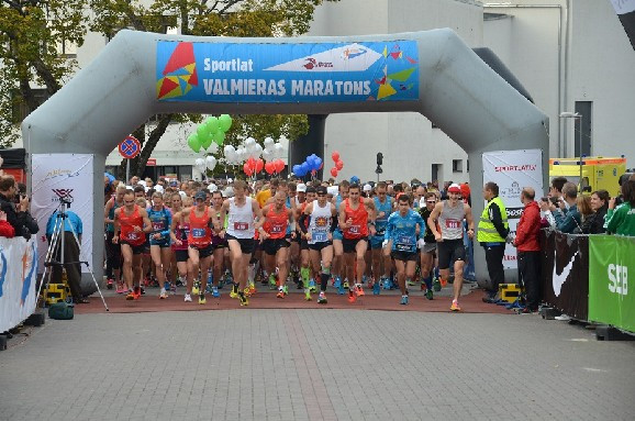 Rolands Kaimiņš un Jolanta Liepiņa - jaunie Latvijas čempioni maratona skrējienā