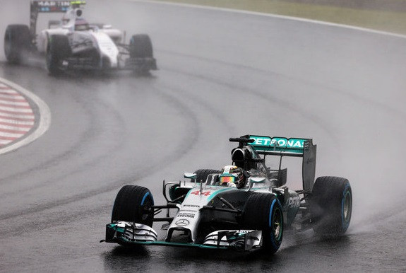 Lietainajā Japānā uzvar Hamiltons, Alonso izstājas jau sākumā