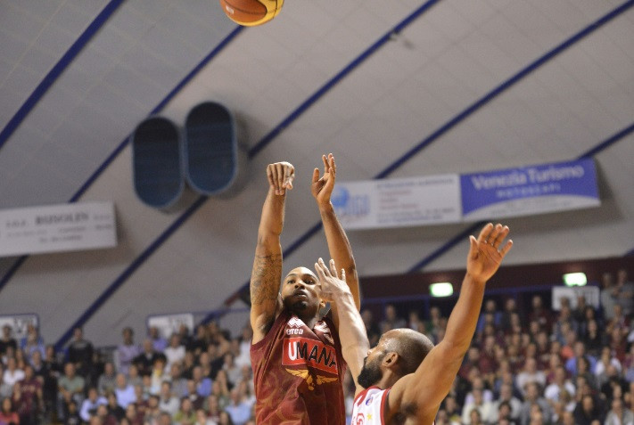 LegabasketA: Goss ar "buzzer-beater" atnes uzvaru Venēcijai; "Armani" pirmais zaudējums