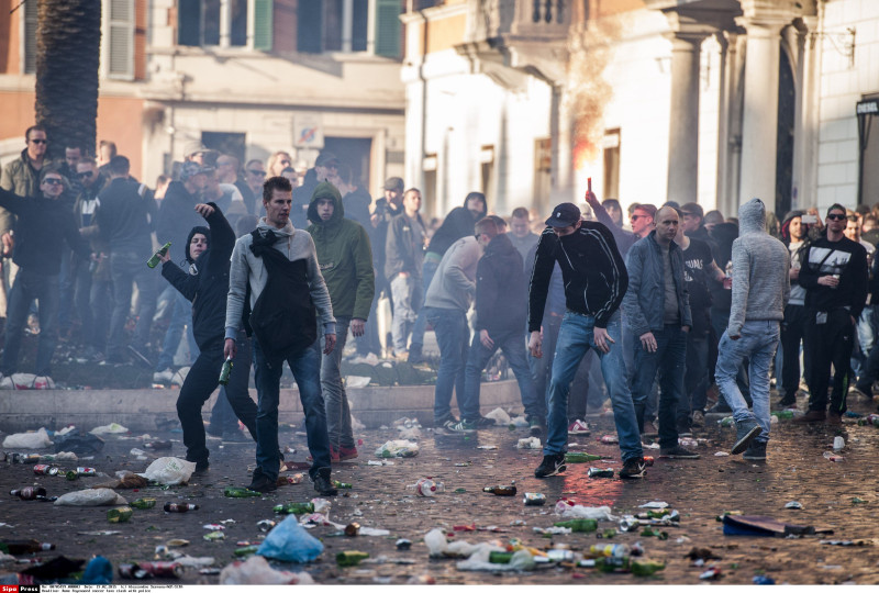 "Feyenoord" fani pirms spēles Romā izraisa sadursmes ar policiju