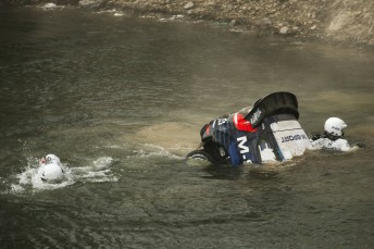 Ožjē līderis Meksikas rallijā, Tanaka auto iekrīt ezerā