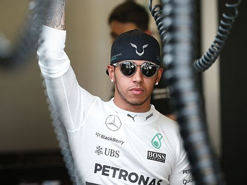 Hamiltons uz trīs gadiem pagarina līgumu ar "Mercedes"