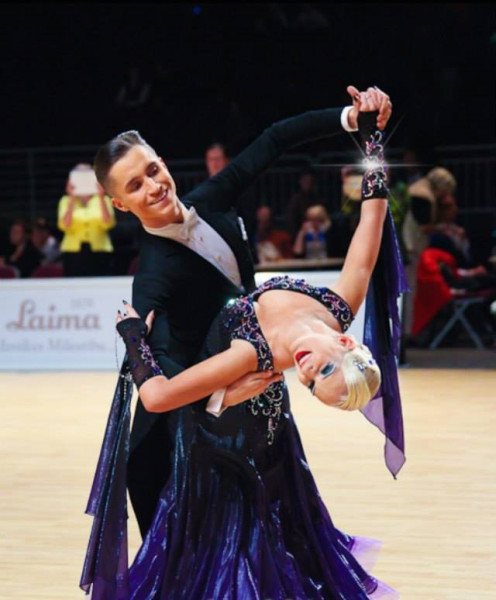 Latvijas sporta deju pāris pasaules ranga desmitniekā jau abās programmās