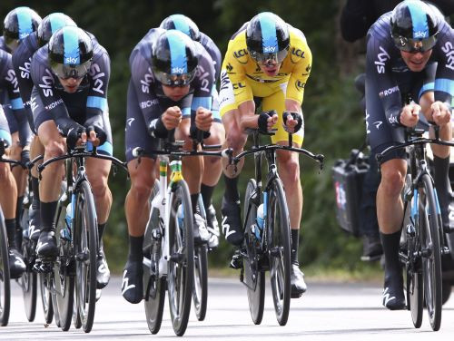 Frūms pēc saspringtas komandu cīņas saglabā "Tour de France" vadību