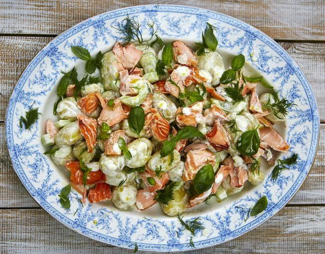 Atsvaidzinošs gardums - vasaras laša salāti Džeimija Olivera gaumē