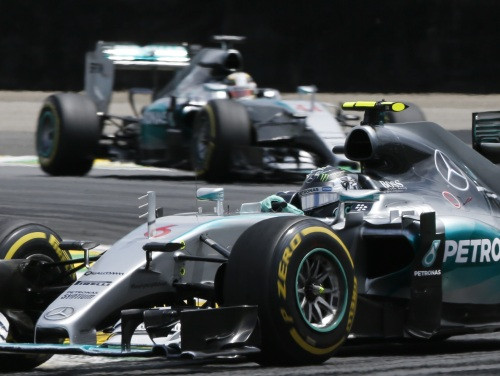 Rosbergs notur Hamiltonu aizmugurē un izcīna piekto uzvaru sezonā