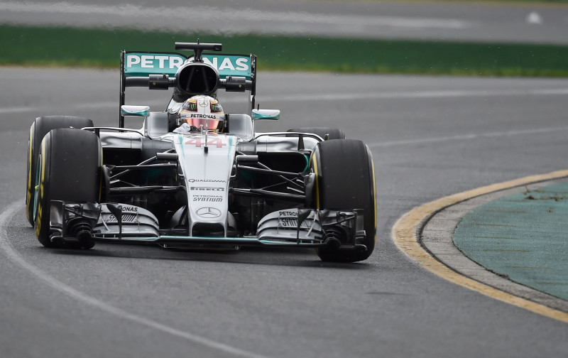 Austrālijas F1 posma pirmajā treniņā līst, ātrāko laiku sasniedz čempions Hamiltons