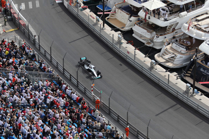 Hamiltons ātrākais treniņā Monako, Batona mašīnai trāpa akas vāks