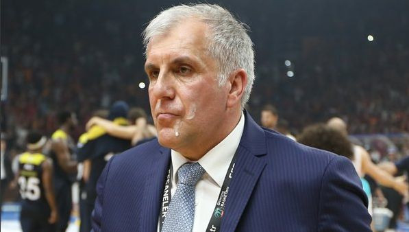 "Galatasaray" fans iespļauj sejā "Fenerbahce" trenerim Obradovičam