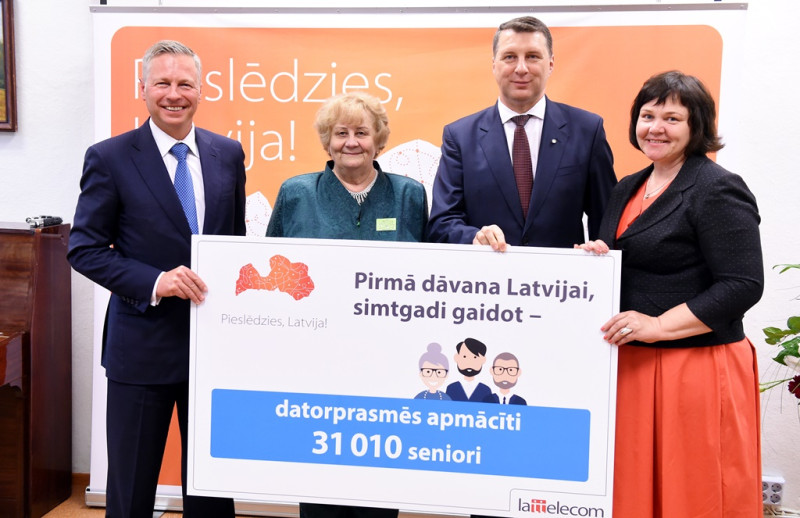 Lattelecom pasniedz Valsts prezidentam pirmo dāvanu Latvijas simtgadē