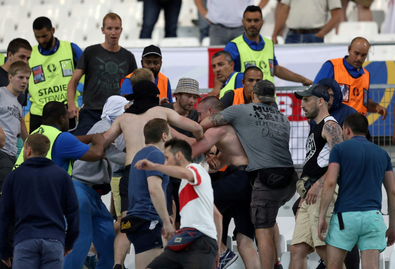 Krievijas izlases fani pēc mača stadionā uzbrukuši Anglijas līdzjutējiem