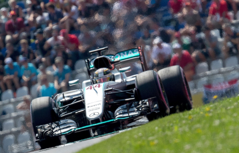Hamiltons uzveic Rosbergu kvalifikācijā Austrijā