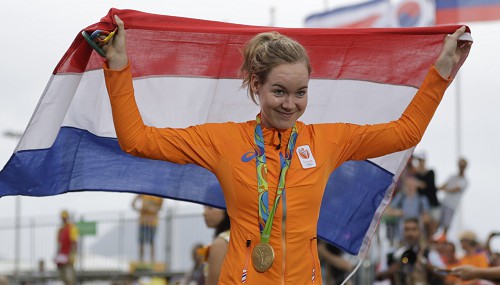 Dramatiskā finiša spurtā uzvara Nīderlandes riteņbraucējai Bregenai