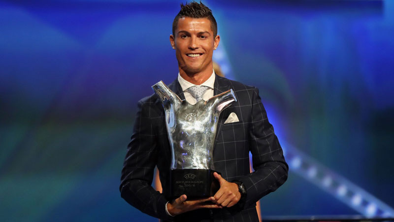 Ronaldu saņēmis UEFA Eiropas labākā futbolista balvu