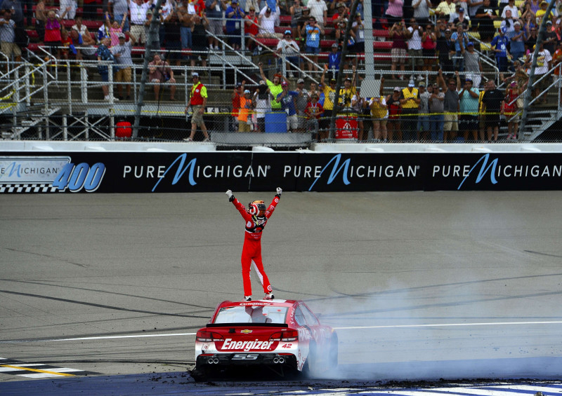 Larsons Mičiganā izcīna pirmo "Sprint Cup" uzvaru karjerā