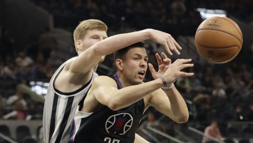 Bertāns un "Spurs" uzņems sezonu katastrofāli sākušo "Mavericks"