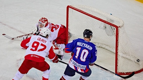 Daugaviņš neiemet bullīti, Mozjakins labo KHL regulārās sezonas punktu rekordu