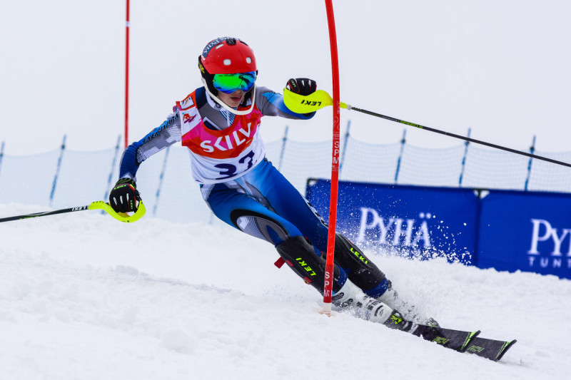 Baltijas kausā slalomā jauniešiem Latvijai visvairāk uzvaras (video)