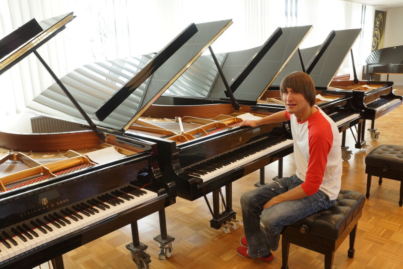 “Steinway” rūpnīcā Hamburgā Vestards Šimkus izvēlas jauno Dzintaru koncertzāles koncertflīģeli