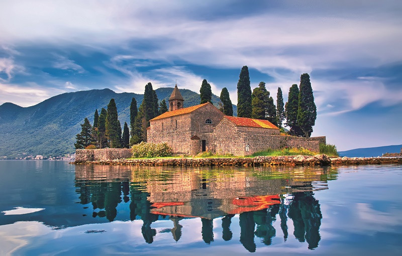 Melnkalne – kalnu ieskauts dabas un vēstures dārgums