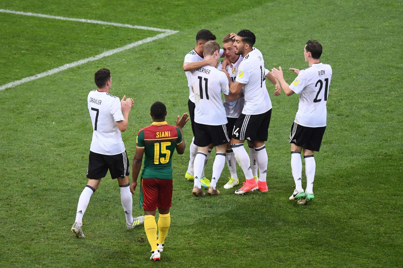 Vācija aizraujošā otrajā puslaikā nokārto uzvaru pār Kamerūnu, izcīnot pirmo vietu