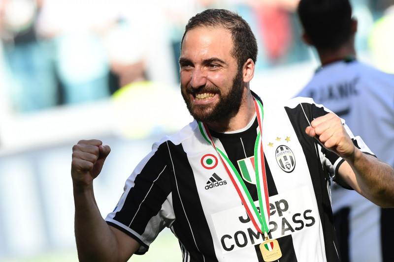 Igvainam divi vārti, "Juventus" uzvar Milānā