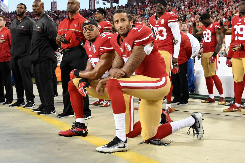 NFL komandas tiks sodītas, ja spēlētāji ASV himnas laikā nepiecelsies kājās