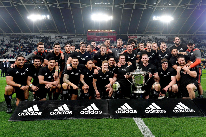 "All Blacks" saņem nokdaunu, taču fantastiskā spēlē triumfē "Bledisloe cup"